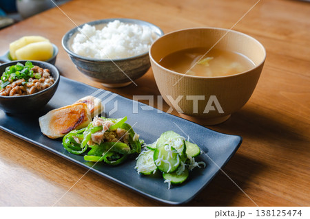 長皿に盛り付けた和朝食のおかず きゅうりしらすとピーマン和えと焼き餅 長皿に盛り付けた和朝食のおかず きゅうりしらすとピーマン和えと焼き餅 138125474