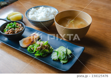 木のテーブルに並ぶ和朝食の定食セット コピースペースのある朝ごはん 木のテーブルに並ぶ和朝食の定食セット コピースペースのある朝ごはん 138125476