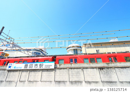 愛知県豊田市、名鉄豊田市駅に停車する電車の風景 愛知県豊田市、名鉄豊田市駅に停車する電車の風景 138125714