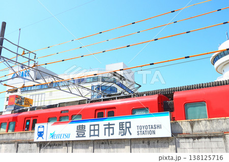 愛知県豊田市、名鉄豊田市駅に停車する電車の風景 138125716