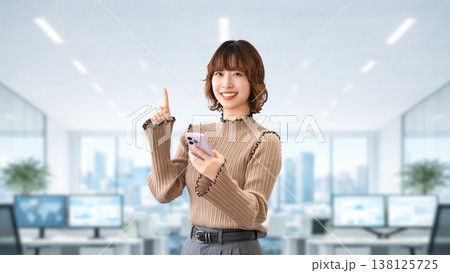 スマートフォンを持って案内をする笑顔の女性・ビジネスウーマン 138125725