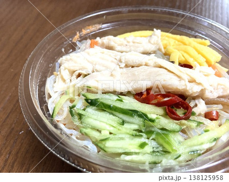 コンビニで買った「カップサラダ」 138125958