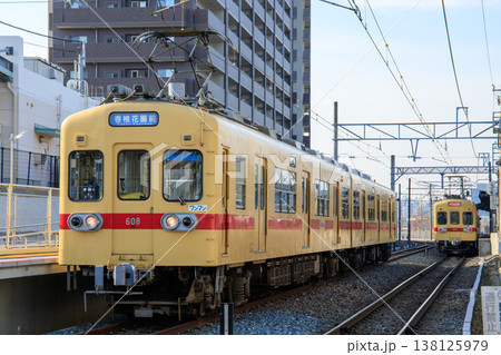 新設された香椎花園前駅2番乗り場に到着した600形電車(西日本鉄道) 新設された香椎花園前駅2番乗り場に到着した600形電車(西日本鉄道) 138125979