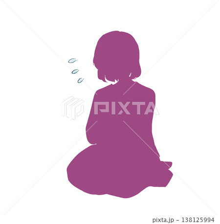 胸の前で手を重ね困っている女性 シルエット 胸の前で手を重ね困っている女性 シルエット 138125994