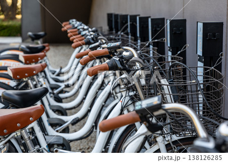 街中に設置された専用ポートに整然と並ぶ電動アシスト自転車のレンタサイクル 138126285