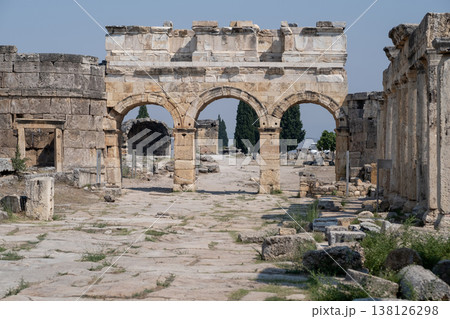 Exploring the Ancient Ruins of Pamukkale, Turkey, With Stunning Stone Arches and Historical Pathways Under a Clear Blue Sky 138126298