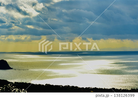 遥か水平線の先に九州国東半島が見える展望台からの眺め 138126399