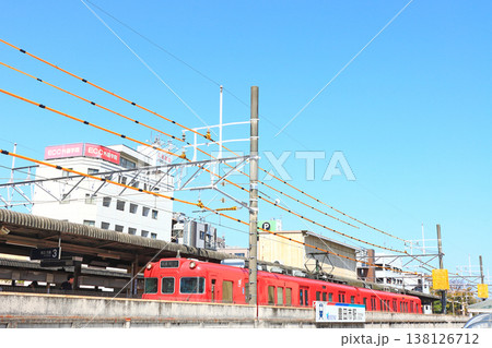 愛知県豊田市、名鉄豊田市駅に停車する電車の風景 138126712