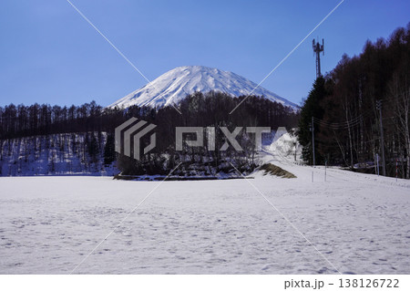 京極町、ふきだし公園湧水口の駐車場付近から見る羊蹄山 138126722