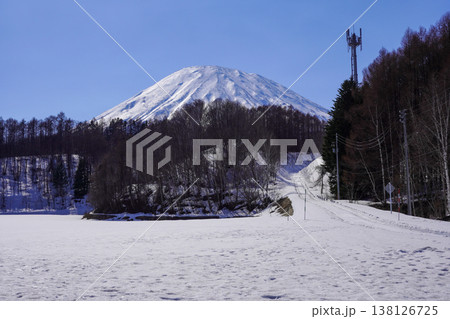 京極町、ふきだし公園湧水口の駐車場付近から見る羊蹄山 138126725