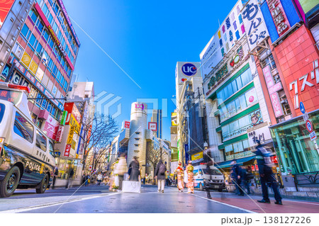 日本の東京都市景観ホコ天の渋谷。ヘブンアーティストIN渋谷。渋谷109などを望む=12日 日本の東京都市景観ホコ天の渋谷。ヘブンアーティストIN渋谷。渋谷109などを望む=12日 138127226