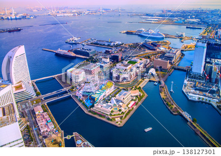 日本の横浜都市景観3隻日本の豪華客船が横浜港に集結の超珍景！にっぽん丸や三井オ…、飛鳥Ⅱ＆2台の連節 138127301