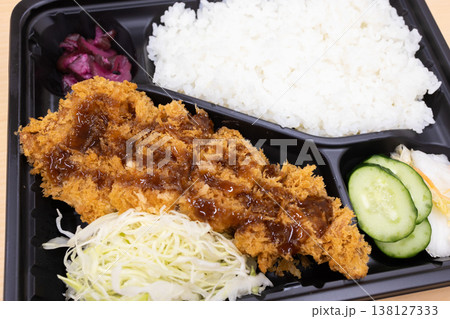 おいしいトンカツ弁当 138127333