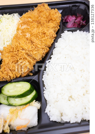 おいしいトンカツ弁当 138127336