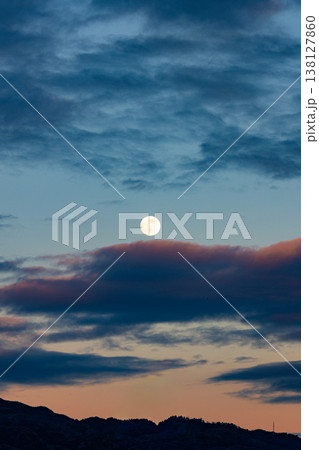 満月と夕焼け空の雲景色 full moon sunset sky clouds 138127860