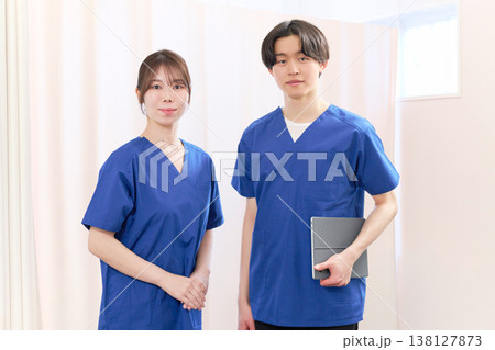 介護・福祉現場で活躍する爽やかなケアスタッフの男女 138127873