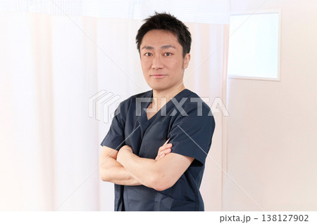 笑顔の日本人医療スタッフ 138127902