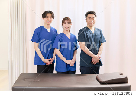 整体院で働くスタッフの集合写真 138127903