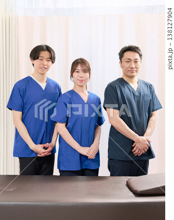 整体院で働くスタッフの集合写真 整体院で働くスタッフの集合写真 138127904