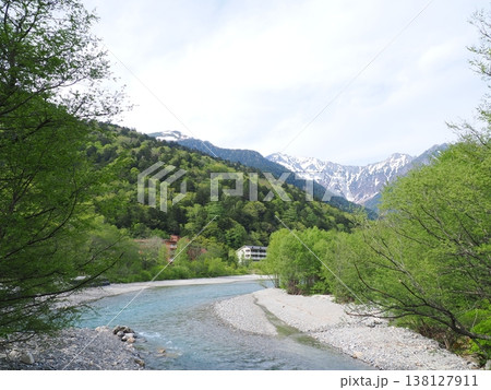 上高地の梓川と新緑、雪山が美しい清流の山岳風景 138127911