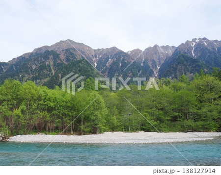 上高地の梓川と新緑、雪山が美しい清流の山岳風景 上高地の梓川と新緑、雪山が美しい清流の山岳風景 138127914