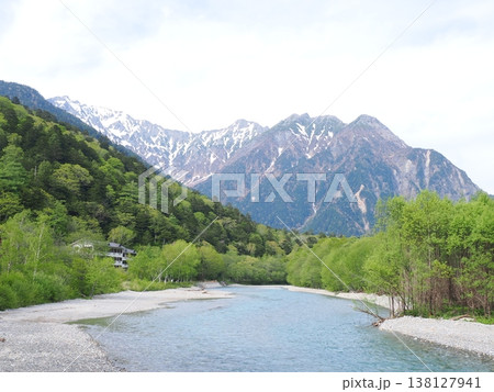 上高地の梓川と新緑、雪山が美しい清流の山岳風景 上高地の梓川と新緑、雪山が美しい清流の山岳風景 138127941