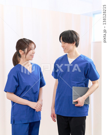 笑顔で談笑する若手医療スタッフの男女 笑顔で談笑する若手医療スタッフの男女 138128215