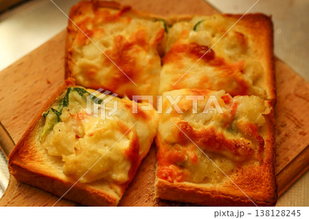 チーズトースト グラタン風 食パン 焼きたて cheesy toast チーズトースト グラタン風 食パン 焼きたて cheesy toast 138128245
