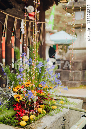 神社 花手水 和風 伝統 花装飾 shrine flower arrangement 138128246