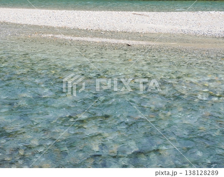 上高地の梓川を流れる透明感あふれる清流の風景 138128289