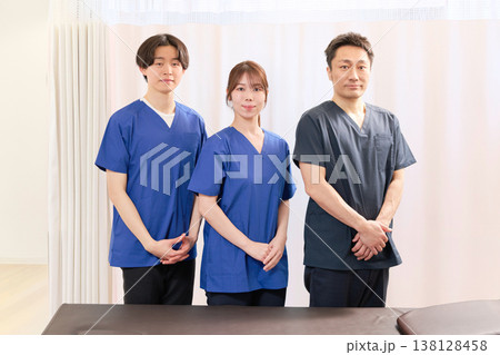 整体院で働くスタッフの集合写真 138128458
