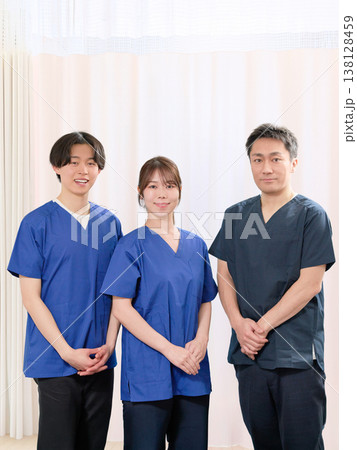 医療・介護現場を支える笑顔のスタッフ 医療・介護現場を支える笑顔のスタッフ 138128459
