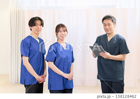 クリニックの院長と爽やかな若手医療従事者たち 138128462
