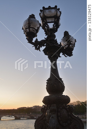 アレクサンドル3世橋から望むマジックアワーの夕焼けと街灯のシルエット　パリ　2026年3月18日 138129475