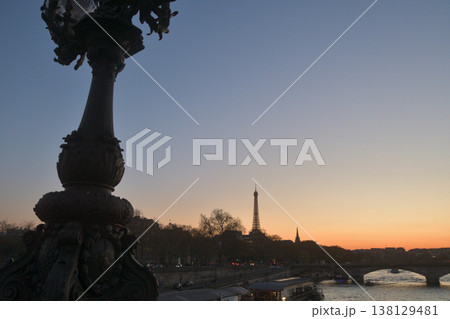 アレクサンドル3世橋から望むマジックアワーの夕焼けと街灯のシルエット　パリ　2026年3月18日 138129481