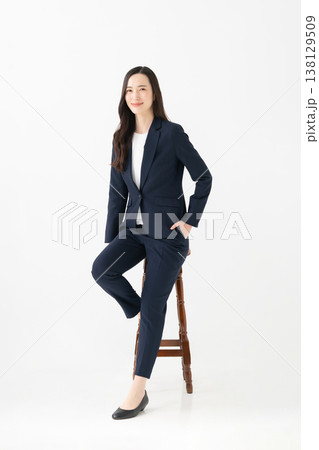 椅子に座る女性　ビジネスウーマン 138129509