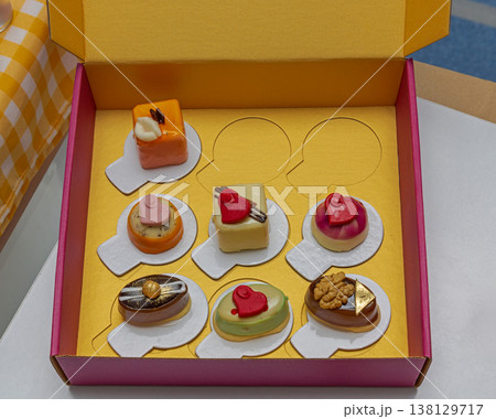 Open Gift Box Cakes 138129717