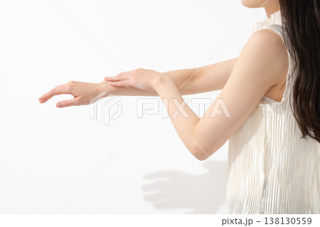 綺麗な女性の手 綺麗な女性の手 138130559