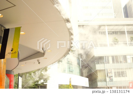 夏の銀座に設置されたミストシャワー（猛暑対策） 138131174