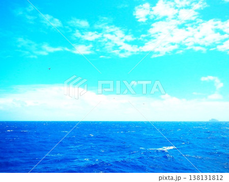 水平線に浮かぶ小笠原諸島の島影と青空 水平線に浮かぶ小笠原諸島の島影と青空 138131812