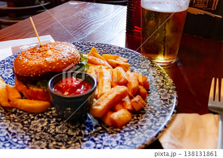 ロンドンのパブで味わうハンバーガー ロンドンのパブで味わうハンバーガー 138131861