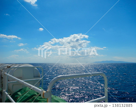 おがさわら丸デッキから見る輝く海と空(航海中) おがさわら丸デッキから見る輝く海と空(航海中) 138132885