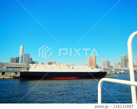 東京湾に浮かぶ大型客船と高層ビル群 138132887