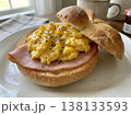 スクランブルエッグとハムのサンドイッチ 138133593