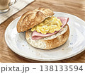スクランブルエッグとハムのサンドイッチ 138133594
