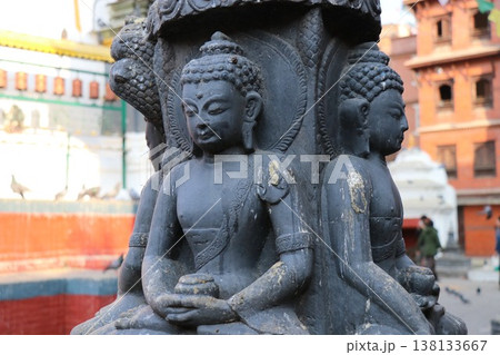 ネパール　カトマンズの広場に建つ仏教寺院のストゥーパのカーススワヤンブ 138133667