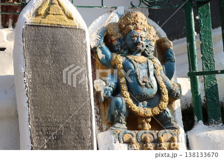 ネパール カトマンズの広場に建つ仏教寺院のストゥーパのカーススワヤンブ ネパール カトマンズの広場に建つ仏教寺院のストゥーパのカーススワヤンブ 138133670