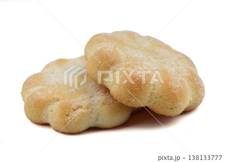 Small raspberry biscuit isolated on white background 138133777