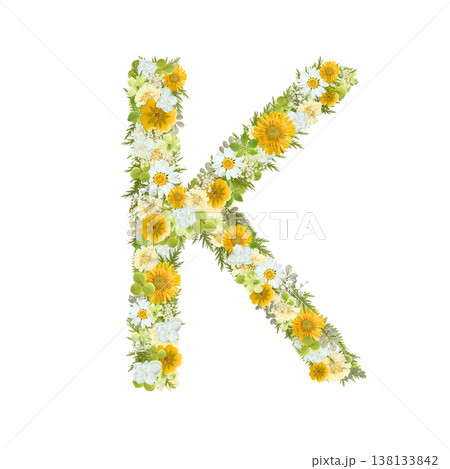 アルファベットのKの押し花素材 黄色と緑の花を敷き詰めたボタニカル文字 背景透過PNG 138133842
