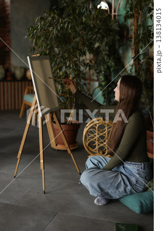 Caucasian woman giving online painting tutorial in studio Caucasian woman giving online painting tutorial in studio 138134015
